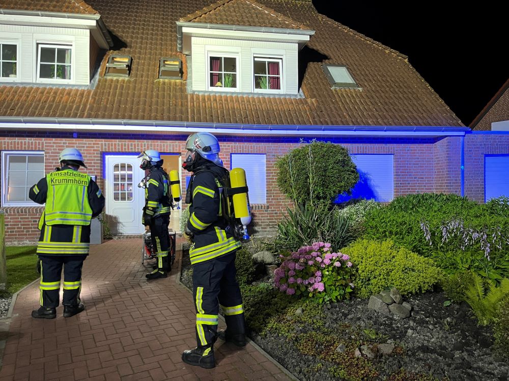 Feuerwehr - Verrauchte Wohnung durch angebranntes Essen in Pewsum