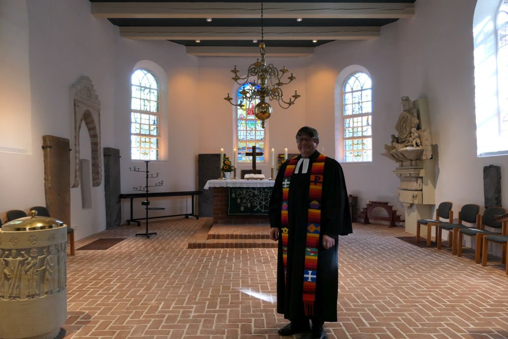 Strahlender Neubeginn: Pastor Jäckel begrüßt die Gemeinde in der erleuchteten Nicolai-Kirche!